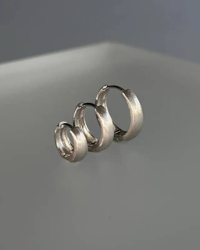 Philippa Studios - Dome Satin Hoops Small Sølv
